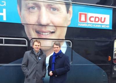 Unser Wahlkampfbus machte auch Halt in Groß Borstel. - CDU Spitzenkandidat Dietrich Wersich am 22. Januar in Groß Borstel mit dem
CDU Ortsvorsitzenden und Wahlkreiskandidaten (Platz 3) Dr. Andreas Schott